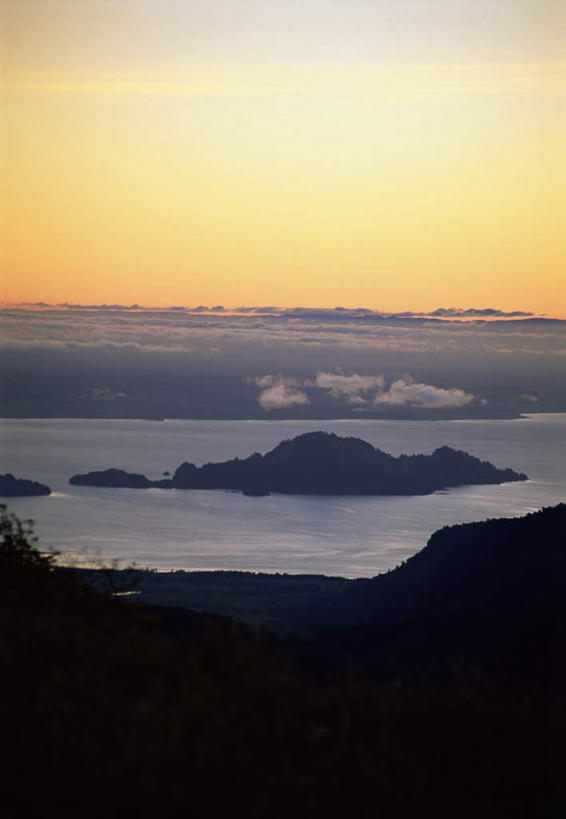 无人,竖图,俯视,室外,白天,旅游,度假,日出,岛屿,湖,湖泊,火山,石头,美景,山,山脉,水,太阳,智利,波纹,石子,岛,湖面,景观,山顶,山峰,水流,水面,朝霞,晨曦,黎明,涟漪,山峦,娱乐,倒影,水纹,阳光,自然,波浪,湖水,群山,享受,休闲,景色,南美,放松,南美洲,倒映,拉丁美洲,自然风光,美洲,水晕,亚美利加洲,南亚美利加洲,智利共和国,颠峰,极峰,反照,活火山,列岛,群岛,石块,死火山,休眠火山,岩石,诸岛,朝阳,彩图,高角度拍摄,破晓