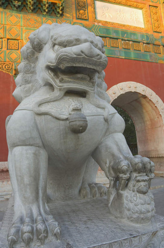 无人,公园,竖图,室外,白天,仰视,旅游,度假,名胜古迹,门,标志建筑,地标,建筑,狮子,雕塑,北海公园,北京,中国,亚洲,阴影,遗迹,艺术,装饰,光线,雕刻,雕像,影子,墙,拱门,首都,古迹,文物,娱乐,建设,古建筑,石雕,墙壁,墙面,阳光,工艺品,门框,享受,休闲,旅游胜地,放松,纪念,华丽,修饰,美术,点缀,主题,陈列,古文明,东亚,中华人民共和国,北京市,京,北平,华北地区,功能,美学,衬托,美观,雅致,雅观,北京北海公园,彩图,低角度拍摄