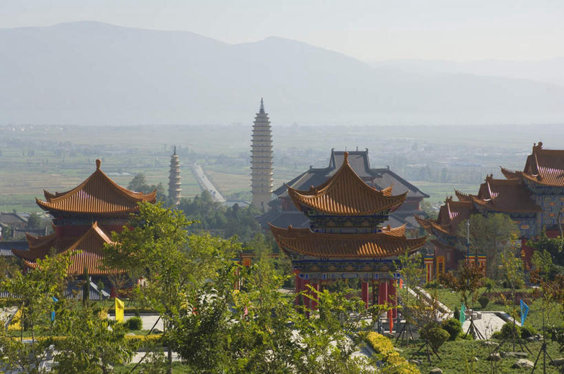 无人,寺庙,横图,俯视,室外,白天,旅游,度假,山,山脉,植物,标志建筑,地标,建筑,大理,中国,亚洲,阴影,节日,光线,影子,山峰,塔,山峦,燃烧,文化,娱乐,建设,宝塔,云南,树,树木,绿色,阳光,自然,香火,庙宇,群山,祈祷,享受,休闲,健康,旅游胜地,放松,许愿,宗教,信仰,生长,成长,纪念,祈求,东亚,云南省,中华人民共和国,西南地区,崇圣寺,崇圣寺三塔,滇,大理州,大理白族自治州,浮图,浮屠,平安,彩图,高角度拍摄,庙,寺