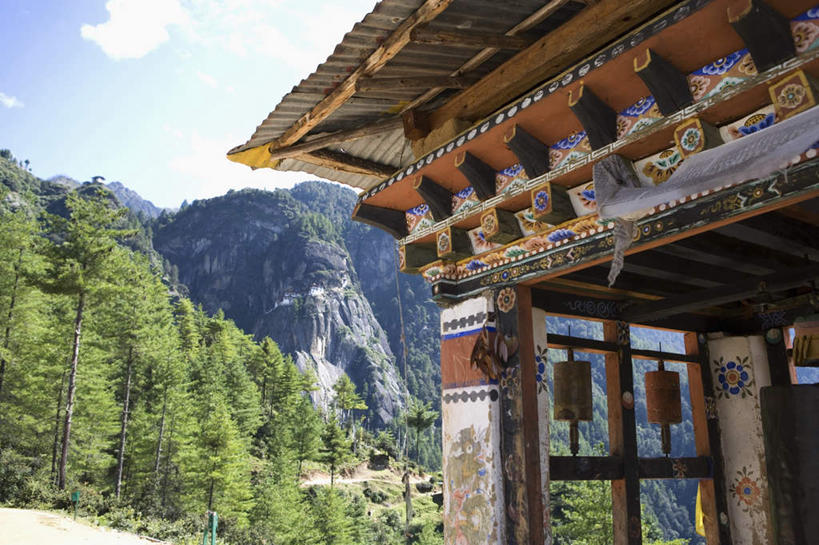无人,横图,室外,白天,正面,旅游,度假,美景,山,山脉,树林,植物,标志建筑,地标,建筑,不丹,亚洲,阴影,节日,生气,光线,影子,墙,屋顶,景观,山峰,云,云朵,山峦,云彩,顶棚,文化,娱乐,建设,墙壁,墙面,树,树木,蓝色,绿色,白云,蓝天,天空,阳光,自然,群山,天,祈祷,享受,休闲,健康,旅游胜地,景色,放松,活力,许愿,宗教,信仰,茂盛,生长,晴朗,成长,纪念,生机,五颜六色,祈求,连绵,繁茂,基督教,绵延,天主教,自然风光,修道院,南亚,五彩缤纷,信念,兴旺,昌盛,绵亘,昌隆,畅旺,发达,蕃芜,繁盛,富强,隆盛,蓬勃,旺盛,兴隆,兴盛,郁勃,不丹王国,活气,神学院,修院,隐修院,巴罗,虎穴寺,平安,晴空,彩图