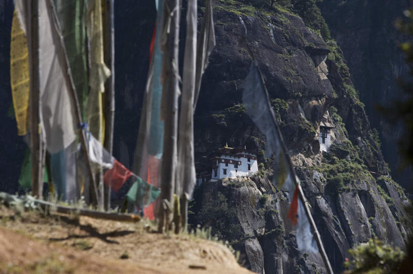 无人,横图,俯视,室外,白天,旅游,度假,美景,山,山脉,树林,植物,标志建筑,地标,建筑,旗帜,不丹,亚洲,阴影,节日,生气,光线,影子,墙,屋顶,景观,山峰,云,云朵,山峦,云彩,顶棚,文化,娱乐,旗子,建设,墙壁,墙面,树,树木,蓝色,绿色,白云,蓝天,天空,阳光,自然,群山,天,祈祷,享受,休闲,健康,旅游胜地,景色,放松,活力,许愿,宗教,信仰,茂盛,生长,晴朗,成长,纪念,生机,五颜六色,祈求,连绵,繁茂,基督教,绵延,天主教,自然风光,修道院,南亚,五彩缤纷,信念,兴旺,旌旗,旗号,昌盛,绵亘,昌隆,畅旺,发达,蕃芜,繁盛,富强,隆盛,蓬勃,旺盛,兴隆,兴盛,郁勃,不丹王国,活气,神学院,修院,隐修院,巴罗,虎穴寺,平安,晴空,彩图,高角度拍摄