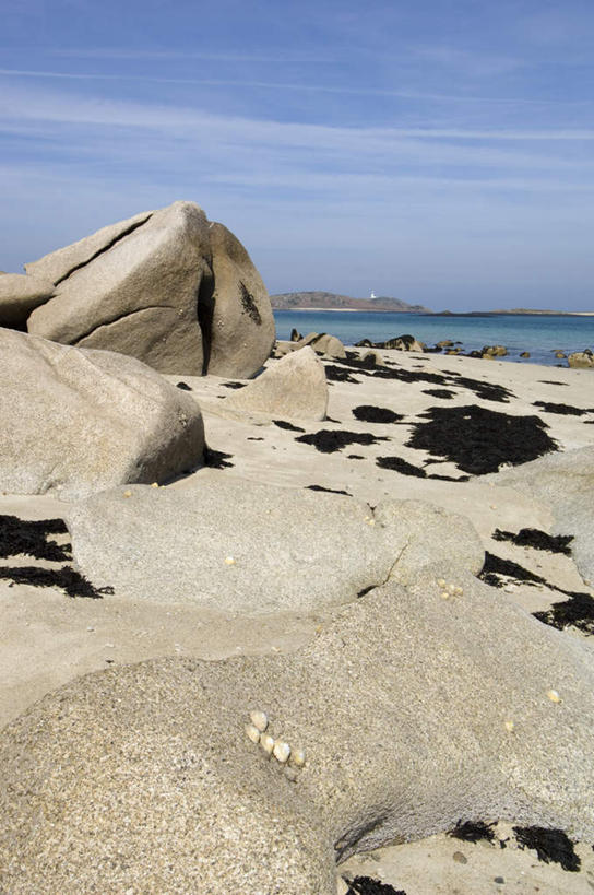 无人,竖图,室外,白天,正面,旅游,度假,海浪,海洋,石头,美景,沙滩,英国,欧洲,阴影,光线,沙子,石子,影子,海岸,景观,浪花,云,云朵,沙地,云彩,娱乐,蓝色,白云,蓝天,天空,阳光,自然,海水,天,享受,休闲,景色,放松,晴朗,西欧,自然风光,大不列颠,海景,沉积岩,大不列颠及北爱尔兰联合王国,大不列颠联合王国,日不落英帝国,康沃尔,康沃尔郡,水成岩,大海,风浪,海,海水的波动,海滩,近岸浪,石块,岩石,涌浪,晴空,彩图