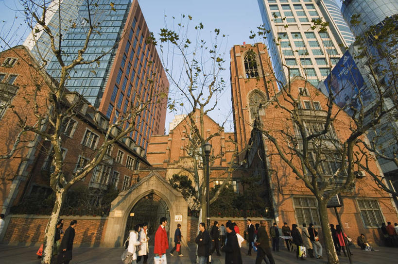 东方人,高楼大厦,走,横图,室外,白天,仰视,办公楼,植物,窗户,门,大厦,建筑,摩天大楼,写字楼,指示牌,玻璃,亚洲,阴影,服装,光线,标志,文字,影子,墙,屋顶,拱门,许多人,顶棚,注视,休闲装,黄种人,标识,玻璃窗,墙壁,墙面,玻璃制品,树,树木,衣服,绿色,阳光,自然,门框,楼宇,观察,看,一群人,休闲服,商务楼,服饰,生长,成长,观看,察看,关注,梧桐,中国梧桐,青桐,亚洲人,步行,散步,走路,彩图,低角度拍摄,全身,大楼,高层建筑,高楼,摩天楼