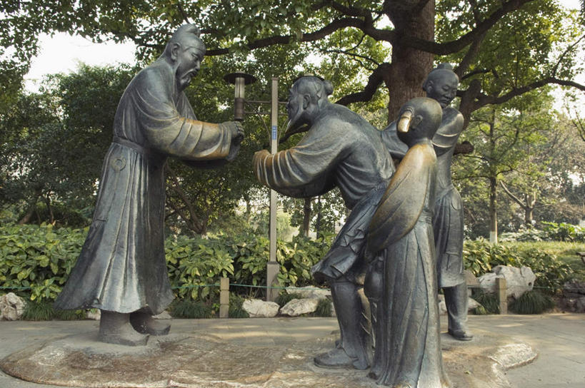 无人,站,横图,室外,白天,正面,度假,石头,美景,植物,城市风光,城市,椅子,雕塑,中国,亚洲,弯腰,阴影,艺术,装饰,光线,雕刻,雕像,石子,影子,景观,注视,娱乐,浙江,树,树木,浙江省,蓝色,绿色,蓝天,天空,阳光,自然,工艺品,天,观察,看,站着,享受,休闲,景色,放松,生长,晴朗,成长,观看,纪念,杭州,鞠躬,美术,察看,关注,主题,礼仪,陈列,东亚,杭州市,儒家,孔子,万里无云,中华人民共和国,华东地区,省会,浙,功能,美学,弯身,尊敬,恭敬,教育家,思想家,政治家,孔丘,孔圣人,孔仲尼,仲尼,社会活动家,文学家,万世师表,至圣,至圣先师,石块,岩石,晴空,晴空万里,站立,彩图,全身