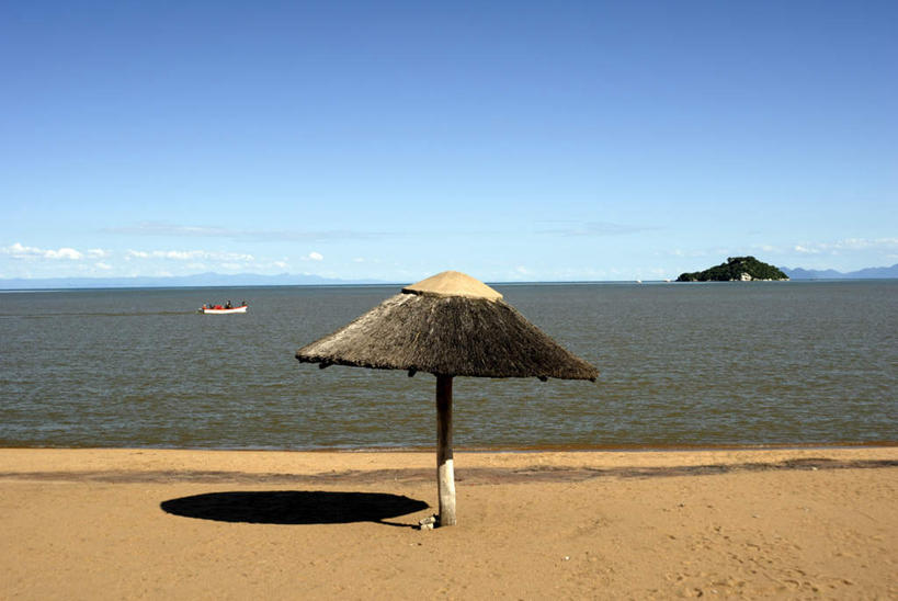 无人,横图,室外,白天,正面,旅游,度假,海浪,海洋,美景,沙滩,船,非洲,马拉维,阴影,光线,伞,沙子,影子,雨伞,遮阳伞,海岸,景观,浪花,水平线,辽阔,游艇,干草,海平线,沙地,娱乐,阳伞,蓝色,蓝天,天空,阳光,自然,海水,草垛,交通工具,天,享受,休闲,广阔,景色,放松,晴朗,一望无际,自然风光,载具,海景,万里无云,阿非利加洲,无边无际,一马平川,马拉维共和国,干草垛,大海,风浪,海,海水的波动,海滩,近岸浪,涌浪,晴空,晴空万里,彩图,水天相接,水天一线
