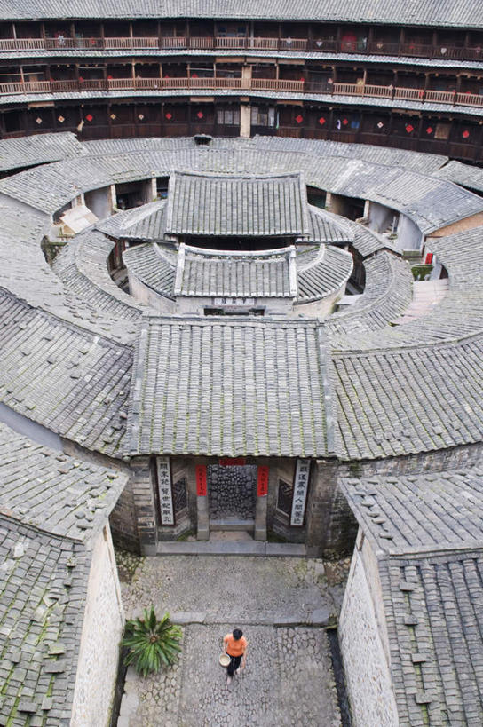 东方人,一个人,家,站,竖图,俯视,室外,白天,旅游,度假,植物,窗户,落地窗,标志建筑,地标,建筑,中国,亚洲,仅一个男性,仅一个人,一排,阴影,服装,整齐,光线,圆形,影子,房屋,屋子,扭头,注视,休闲装,黄种人,娱乐,建设,传统,楼房,玻璃窗,住宅,树,树木,排列,仅一个年轻男性,衣服,绿色,阳光,自然,观察,看,站着,转头,享受,休闲,休闲服,旅游胜地,放松,服饰,生长,成长,观看,察看,队列,关注,福建,东亚,土楼,福建省,中华人民共和国,华东地区,闽,漳州,漳州市,漳州土楼,男人,男性,年轻男性,亚洲人,站立,彩图,高角度拍摄,全身,房子