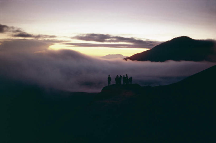 东方人,站,横图,室外,白天,旅游,度假,日出,火山,石头,美景,山,山脉,太阳,雾,印度尼西亚,印尼,亚洲,阴影,服装,朦胧,模糊,光线,石子,影子,景观,山峰,朝霞,晨曦,黎明,山峦,许多人,注视,休闲装,黄种人,娱乐,背面,衣服,阳光,自然,群山,观察,看,站着,一群人,享受,休闲,休闲服,景色,放松,服饰,东南亚,观看,迷雾,察看,关注,自然风光,沉积岩,印度尼西亚共和国,西爪哇,西爪哇省,水成岩,男人,男性,年轻男性,年轻女性,女人,女性,亚洲人,活火山,石块,死火山,休眠火山,岩石,朝阳,大雾,站立,彩图,全身,破晓