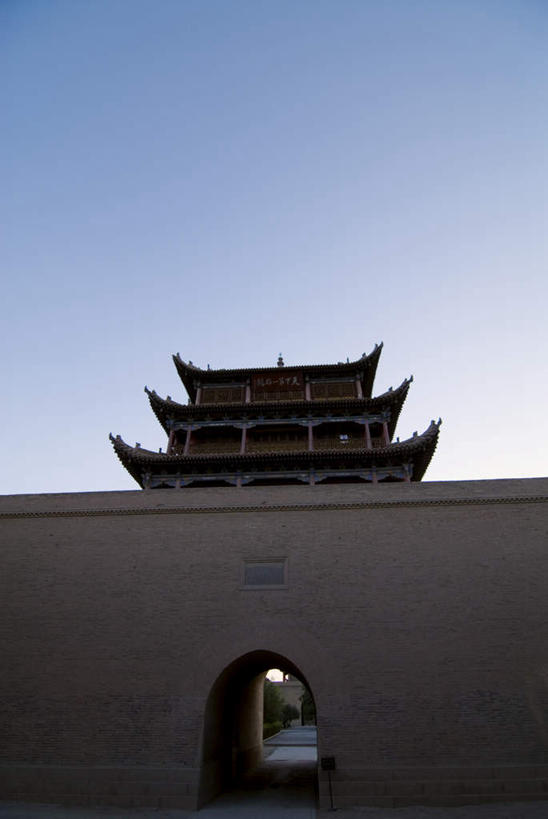 无人,竖图,室外,白天,仰视,旅游,度假,门,标志建筑,地标,建筑,中国,亚洲,阴影,光线,影子,堡垒,墙,屋顶,顶棚,娱乐,建设,墙壁,墙面,蓝色,蓝天,天空,阳光,门框,天,享受,休闲,旅游胜地,放松,碉堡,晴朗,东亚,甘肃,甘肃省,嘉峪关,万里无云,中华人民共和国,西北地区,甘,嘉峪关市,晴空,晴空万里,彩图,低角度拍摄,营垒