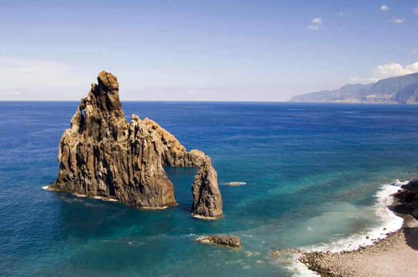 无人,横图,俯视,室外,白天,旅游,度假,海浪,海洋,石头,美景,山,山脉,树林,植物,非洲,阴影,光线,石子,影子,景观,浪花,山峰,云,云朵,山峦,云彩,娱乐,树,树木,蓝色,绿色,白云,蓝天,天空,阳光,自然,海水,群山,天,享受,休闲,景色,放松,生长,晴朗,成长,自然风光,海景,阿非利加洲,马德拉群岛,大海,风浪,海,海水的波动,近岸浪,石块,岩石,涌浪,晴空,彩图,高角度拍摄
