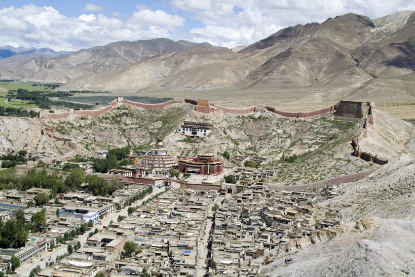 无人,家,横图,俯视,航拍,室外,白天,旅游,度假,草地,草坪,美景,沙漠,山,山脉,植物,中国,亚洲,阴影,光线,影子,房屋,屋子,景观,山峰,云,云朵,山峦,云彩,娱乐,楼房,西藏,住宅,草,树,树木,蓝色,绿色,白云,蓝天,天空,阳光,自然,群山,天,享受,休闲,景色,放松,生长,晴朗,成长,鸟瞰,自然风光,藏,东亚,西藏自治区,日喀则,日喀则市,中华人民共和国,西南地区,江孜,江孜县,大漠,砂漠,晴空,彩图,高角度拍摄,房子