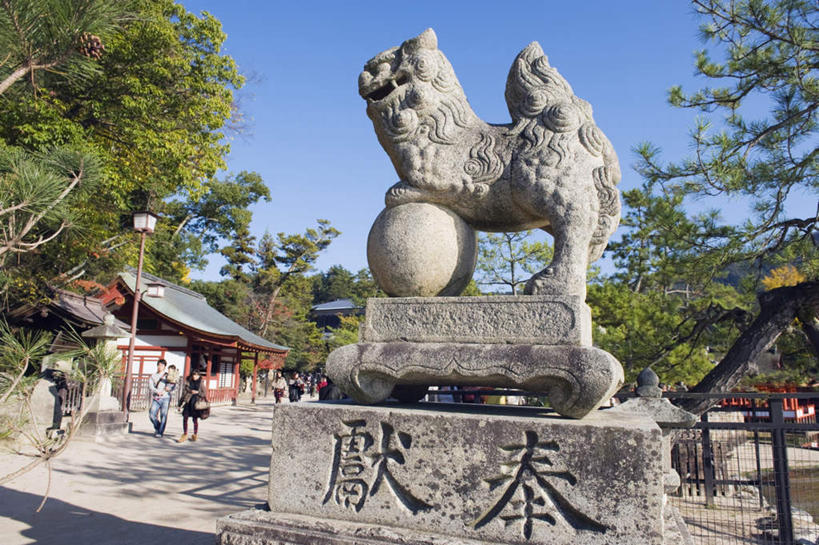 东方人,走,横图,室外,白天,正面,旅游,度假,植物,标志建筑,地标,建筑,路灯,照明,雕塑,广岛县,日本,亚洲,阴影,服装,节日,艺术,装饰,光线,雕刻,雕像,影子,神社,灯光,许多人,注视,休闲装,黄种人,文化,娱乐,建设,灯,树,树木,衣服,蓝色,绿色,蓝天,天空,阳光,自然,工艺品,天,观察,看,祈祷,一群人,享受,休闲,健康,休闲服,旅游胜地,放松,许愿,宗教,服饰,信仰,生长,晴朗,成长,观看,纪念,神道,祈求,照亮,美术,祭祀,察看,照明设备,关注,主题,陈列,东亚,本州,万里无云,严岛神社,宫岛,本州岛,日本国,広岛,中国地方,功能,美学,神道教,严岛,社屋,平安,男人,男性,年轻男性,年轻女性,女人,女性,亚洲人,晴空,晴空万里,步行,散步,走路,彩图,全身