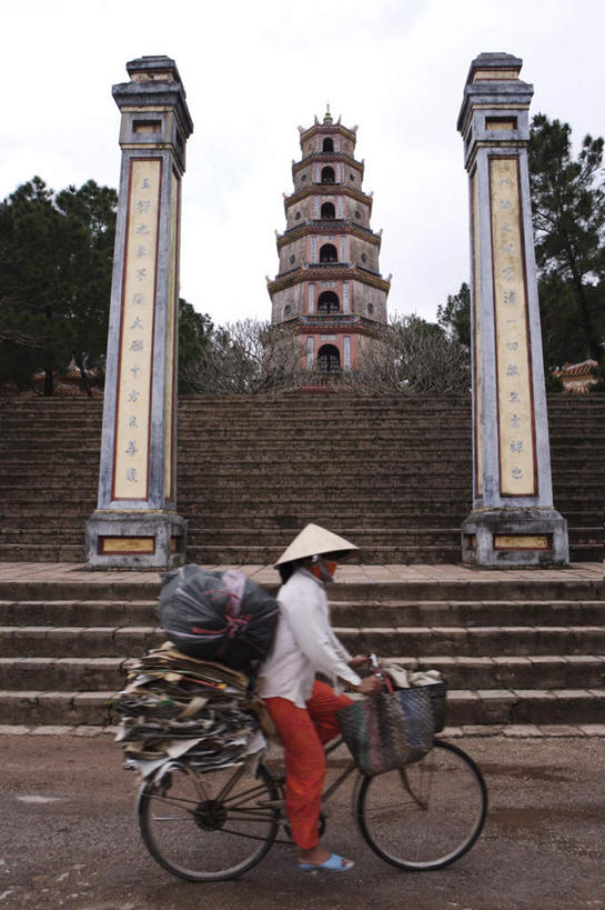 东方人,一个人,寺庙,坐,竖图,室外,白天,仰视,旅游,度假,植物,窗户,楼梯,标志建筑,地标,建筑,自行车,帽子,雕塑,越南,亚洲,仅一个女性,仅一个人,握,阴影,服装,艺术,装饰,光线,标志,草帽,雕刻,雕像,文字,影子,柱子,字符,字母,阶梯,墙,屋顶,云,云朵,塔,拿,云彩,顶棚,拿着,注视,休闲装,黄种人,娱乐,标识,建设,踩,宝塔,玻璃窗,墙壁,墙面,台阶,车,脚踏车,树,树木,衣服,蓝色,绿色,白云,蓝天,天空,阳光,自然,工艺品,庙宇,交通工具,天,踩着,观察,看,仅一个中年女性,享受,休闲,休闲服,旅游胜地,放松,握着,服饰,东南亚,生长,晴朗,成长,观看,纪念,美术,察看,关注,载具,主题,陈列,越南社会主义共和国,省会,功能,美学,浮图,浮屠,天姥寺,承天顺化省,平治天省,灵姥寺,女人,女性,中年女性,亚洲人,晴空,坐着,彩图,低角度拍摄,全身,庙,寺,顺化