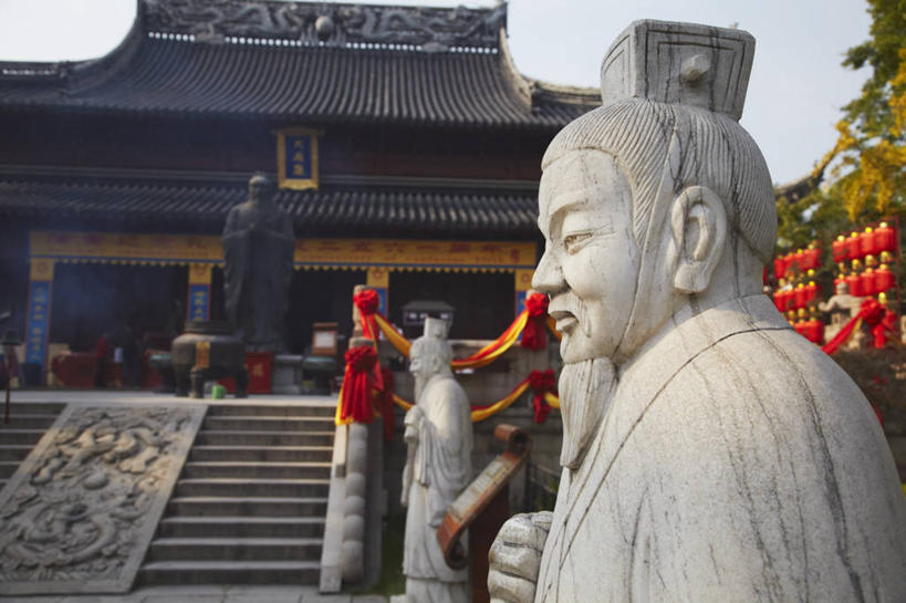 东方人,一个人,无人,寺庙,站,横图,室外,白天,侧面,民族服装,旅游,度假,名胜古迹,植物,楼梯,标志建筑,地标,建筑,照明,雕塑,孔庙,南京,中国,亚洲,仅一个男性,仅一个人,阴影,服装,节日,遗迹,艺术,装饰,光线,灯笼,雕刻,雕像,影子,纸灯笼,阶梯,燃烧,注视,黄种人,古迹,文化,文物,娱乐,建设,古建筑,江苏,台阶,树,树木,衣服,蓝色,绿色,蓝天,天空,阳光,自然,香火,工艺品,灯具,庙宇,天,观察,看,祈祷,站着,仅一个老年男性,享受,休闲,健康,旅游胜地,放松,许愿,宗教,服饰,信仰,生长,晴朗,成长,观看,纪念,祈求,照亮,美术,察看,衣着,照明设备,穿着,关注,主题,陈列,古文明,东亚,江苏省,儒家,孔子庙,南京市,孔子,万里无云,中华人民共和国,华东地区,苏,省会,功能,美学,教育家,思想家,政治家,衣饰,孔丘,孔圣人,孔仲尼,仲尼,社会活动家,文学家,万世师表,至圣,至圣先师,南京夫子庙,平安,老年男性,男人,男性,亚洲人,石头城,晴空,晴空万里,站立,半身,彩图,传统服装,民俗服,庙,寺