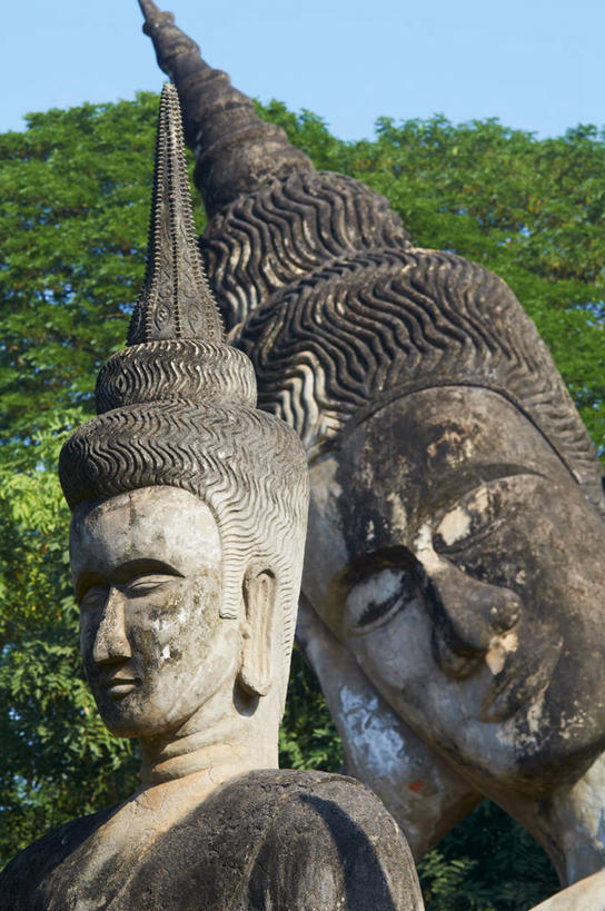 脸,头,脸颊,无人,寺庙,闭眼,竖图,室外,白天,仰视,旅游,度假,名胜古迹,树林,植物,标志建筑,地标,建筑,雕塑,老挝,亚洲,阴影,节日,朦胧,模糊,遗迹,艺术,装饰,光线,雕刻,雕像,影子,首都,燃烧,古迹,文化,文物,娱乐,建设,古建筑,树,树木,蓝色,绿色,蓝天,天空,阳光,自然,香火,工艺品,庙宇,天,祈祷,享受,休闲,健康,旅游胜地,放松,许愿,宗教,东南亚,信仰,生长,晴朗,成长,纪念,祈求,美术,主题,陈列,古文明,万里无云,万象,功能,美学,老挝人民民主共和国,香昆庙,香昆寺,平安,头部,脸部,脸蛋,面部,晴空,晴空万里,闭眼睛,闭着眼,闭着眼睛,半身,彩图,低角度拍摄,庙,寺