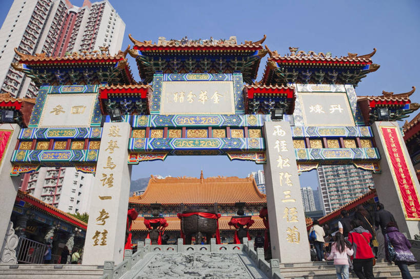 东方人,高楼大厦,寺庙,走,横图,室外,白天,仰视,旅游,度假,办公楼,美景,楼梯,大厦,建筑,摩天大楼,写字楼,香港,中国,亚洲,阴影,服装,节日,光线,影子,阶梯,景观,许多人,注视,休闲装,黄种人,文化,娱乐,台阶,衣服,蓝色,蓝天,天空,阳光,自然,楼宇,庙宇,天,观察,看,祈祷,一群人,享受,休闲,健康,休闲服,商务楼,景色,放松,许愿,宗教,服饰,佛教,信仰,晴朗,观看,纪念,祈求,港,察看,关注,自然风光,东亚,九龙,啬色园,万里无云,香港特别行政区,港澳台,中华人民共和国,道观,释教,九龙半岛,黄大仙祠,平安,男人,男性,年轻男性,年轻女性,女人,女性,亚洲人,晴空,晴空万里,步行,散步,走路,半身,彩图,低角度拍摄,大楼,高层建筑,高楼,庙,摩天楼,寺