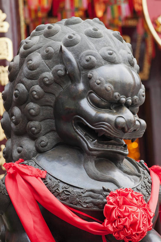 无人,寺庙,竖图,室外,特写,白天,正面,旅游,度假,美景,哺乳动物,野生动物,狮子,雕塑,香港,中国,亚洲,阴影,节日,艺术,装饰,光线,雕刻,雕像,影子,景观,注视,文化,娱乐,阳光,自然,动物,工艺品,庙宇,观察,看,祈祷,张嘴,享受,休闲,健康,景色,放松,许愿,宗教,佛教,信仰,观看,纪念,祈求,美术,港,察看,关注,自然风光,主题,凶猛,陈列,张大嘴巴,东亚,九龙,啬色园,香港特别行政区,港澳台,中华人民共和国,功能,美学,释教,九龙半岛,黄大仙祠,残暴,平安,凶残,张开嘴,半身,彩图,庙,寺
