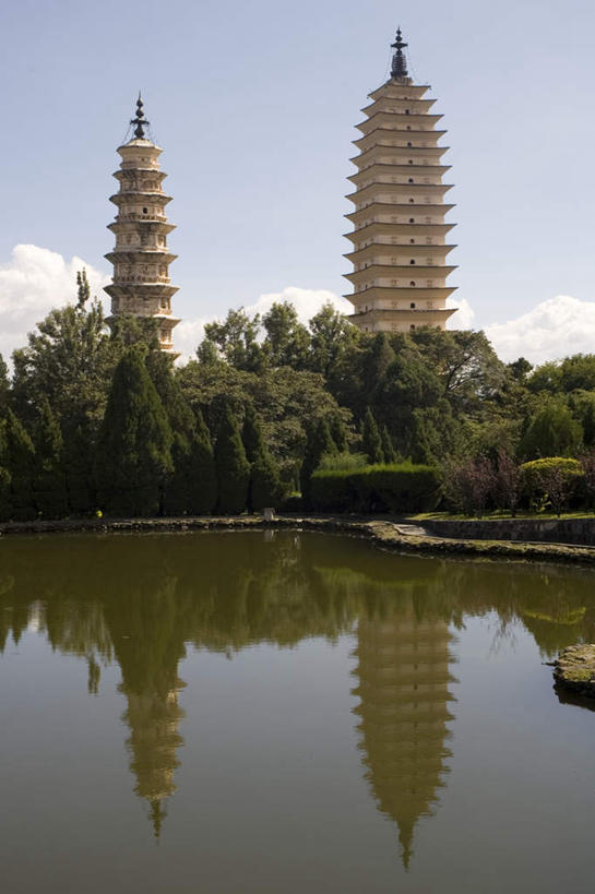 无人,竖图,室外,白天,正面,旅游,度假,湖,湖泊,水,植物,标志建筑,地标,建筑,大理,中国,亚洲,阴影,光线,影子,湖面,水流,水面,云,云朵,云彩,娱乐,建设,宝塔,云南,树,树木,蓝色,绿色,白云,倒影,蓝天,天空,阳光,自然,湖水,天,享受,休闲,旅游胜地,放松,生长,晴朗,成长,倒映,东亚,云南省,中华人民共和国,西南地区,崇圣寺三塔,滇,大理州,大理白族自治州,反照,三塔寺,晴空,彩图