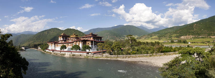 无人,横图,全景,室外,白天,正面,旅游,度假,河流,美景,森林,山,山脉,树林,水,植物,不丹,亚洲,阴影,光线,影子,堡垒,城堡,河水,景观,山峰,水流,云,云朵,山峦,云彩,娱乐,树,树木,蓝色,绿色,白云,蓝天,天空,阳光,自然,群山,天,享受,休闲,景色,放松,生长,晴朗,成长,要塞,自然风光,南亚,不丹王国,设防,普那卡,晴空,彩图