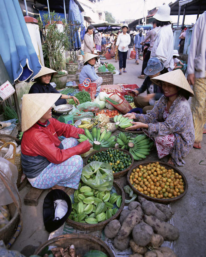 东方人,家,站,坐,交叉,竖图,室外,白天,侧面,旅游,度假,植物,竹子,棕榈树,香蕉,蔬菜,水果,叶子,越南,亚洲,一堆,许多,握,堆叠,堆积,竹制,服装,新鲜,编织,篮子,伞,雨伞,遮阳伞,屋子,生食,食品,果实,绿叶,很多,许多人,拿,拿着,注视,休闲装,黄种人,娱乐,阳伞,货摊,楼房,住宅,斗笠,树,树木,食物,衣服,蓝色,绿色,蓝天,天空,自然,竹篮,天,观察,看,站着,一群人,享受,休闲,休闲服,嫩叶,放松,握着,服饰,东南亚,有机食品,绿色食品,生长,晴朗,成长,观看,竹条,堆,交织,察看,竹制品,关注,棕榈叶,万里无云,越南社会主义共和国,穿插,岘港市,女人,女性,中年女性,亚洲人,叶,叶片,晴空,晴空万里,甘蕉,站立,坐着,彩图,全身,房子
