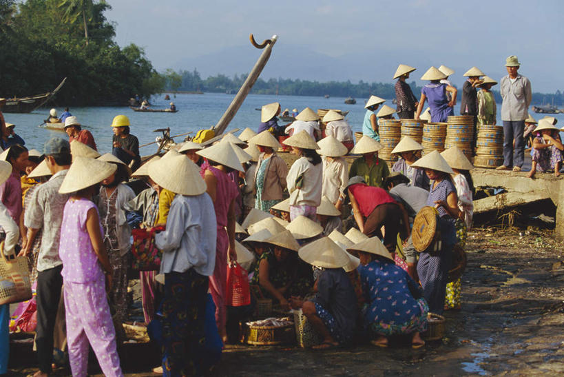 东方人,站,蹲,横图,室外,白天,旅游,度假,河流,美景,水,植物,帽子,越南,亚洲,阴影,服装,光线,草帽,影子,河水,景观,水流,许多人,注视,休闲装,黄种人,娱乐,树,树木,背面,衣服,蓝色,绿色,蓝天,天空,阳光,自然,天,观察,看,站着,一群人,享受,休闲,休闲服,景色,放松,服饰,东南亚,生长,晴朗,成长,观看,察看,关注,自然风光,万里无云,越南社会主义共和国,岘港市,男人,男性,年轻男性,年轻女性,女人,女性,亚洲人,晴空,晴空万里,蹲着,站立,半身,彩图