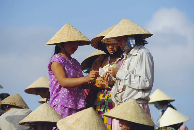 东方人,站,坐,横图,室外,白天,侧面,旅游,度假,钱,帽子,越南,亚洲,握,阴影,服装,光线,钱币,影子,云,云朵,许多人,拿,云彩,拿着,注视,休闲装,黄种人,娱乐,衣服,蓝色,白云,蓝天,天空,阳光,遮阳帽,天,观察,看,站着,一群人,享受,休闲,休闲服,放松,握着,钞票,金融,纸币,服饰,东南亚,经济,晴朗,观看,察看,关注,流通,纸钞,贸易,越南社会主义共和国,岘港市,货币,现金,女人,女性,中年女性,亚洲人,晴空,站立,坐着,半身,彩图