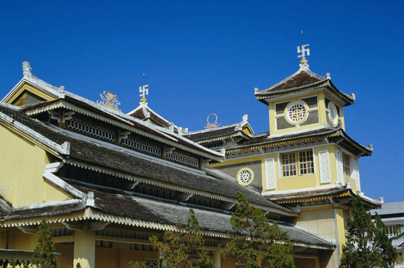无人,寺庙,横图,室外,白天,仰视,旅游,度假,植物,标志建筑,地标,建筑,越南,亚洲,阴影,节日,光线,影子,墙,文化,娱乐,建设,墙壁,墙面,树,树木,蓝色,绿色,蓝天,天空,阳光,自然,庙宇,天,祈祷,享受,休闲,健康,旅游胜地,放松,许愿,宗教,东南亚,佛教,信仰,生长,晴朗,成长,纪念,祈求,万里无云,越南社会主义共和国,释教,岘港市,平安,晴空,晴空万里,彩图,低角度拍摄,庙,寺