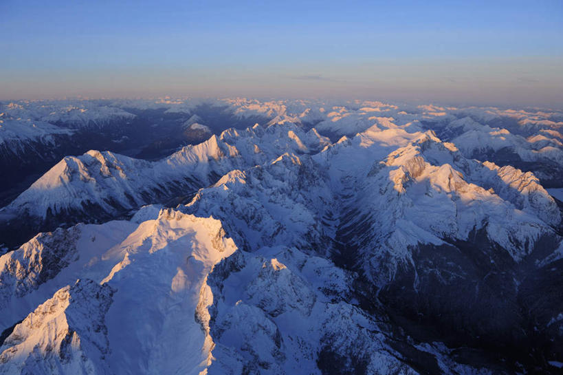 无人,横图,俯视,航拍,室外,白天,旅游,度假,日出,美景,山,太阳,雪,雪山,大雪,奥地利,欧洲,阴影,光线,影子,冰,积雪,景观,山峰,雪景,冬季,冬天,朝霞,晨曦,黎明,山峦,娱乐,阳光,自然,享受,休闲,景色,放松,寒冷,冰冷,鸟瞰,自然风光,中欧,严寒,奥地利共和国,蒂罗尔,蒂罗尔州,冰凉,酷寒,凛冽,凛凛,极冷,朝阳,彩图,高角度拍摄,破晓