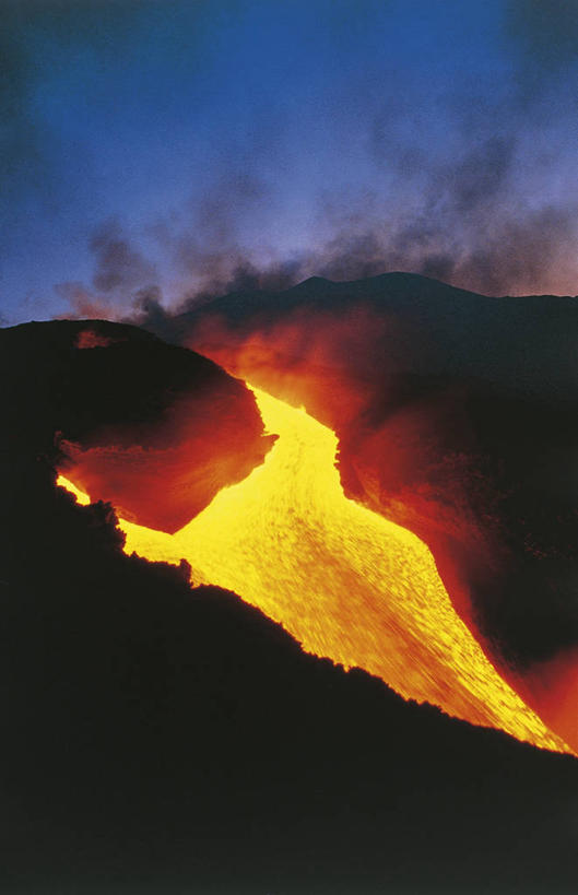 无人,竖图,室外,火山,河流,山,意大利,发光,地形,流水,光亮,自然灾害,热,黄昏,熔岩,摄影,流动,西西里,南欧,爆发,埃特纳火山,地质学,自然地理,危险,活火山,彩图,火山学