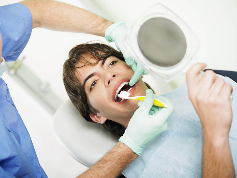 西方人,成年人,脸,头,脸颊,一个人,两个人,病人,办公室,医院,横图,俯视,室内,特写,工作服,制服,安全,镜子,欧洲,欧洲人,仅一个男性,仅一个人,检查,牙刷,防护,图像,拿着,设备,肩膀,物品,仅一个年轻男性,衣服,手套,医疗用品,看,概念,摄影,保护,部分,卫生,准确,牙科设备,种族,主题,医疗器械,保险,防护服,视角,口腔卫生,医疗机构,保全,周全,安稳,安定,防护手套,构图,工作制服,责任,技能,手术器械,平安,信任,男人,男性,年轻男性,白种人,年轻人,头部,脸部,脸蛋,面部,牙医,彩图,高角度拍摄,工作套服,病院,诊所,时空,门诊部