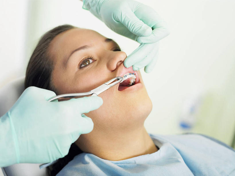 西方人,成年人,脸,头,脸颊,手,一个人,两个人,病人,办公室,医院,横图,室内,特写,正面,安全,吊带,欧洲,欧洲人,仅一个年轻女性,仅一个女性,仅一个人,检查,防护,图像,拿着,设备,肩膀,物品,手套,医疗用品,看,向上看,概念,人体,摄影,保护,部分,卫生,准确,牙科设备,种族,主题,医疗器械,保险,视角,口腔卫生,医疗机构,保全,周全,安稳,安定,防护手套,构图,责任,技能,手术器械,平安,信任,年轻女性,女人,女性,白种人,年轻人,头部,脸部,脸蛋,面部,牙医,彩图,病院,诊所,时空,门诊部