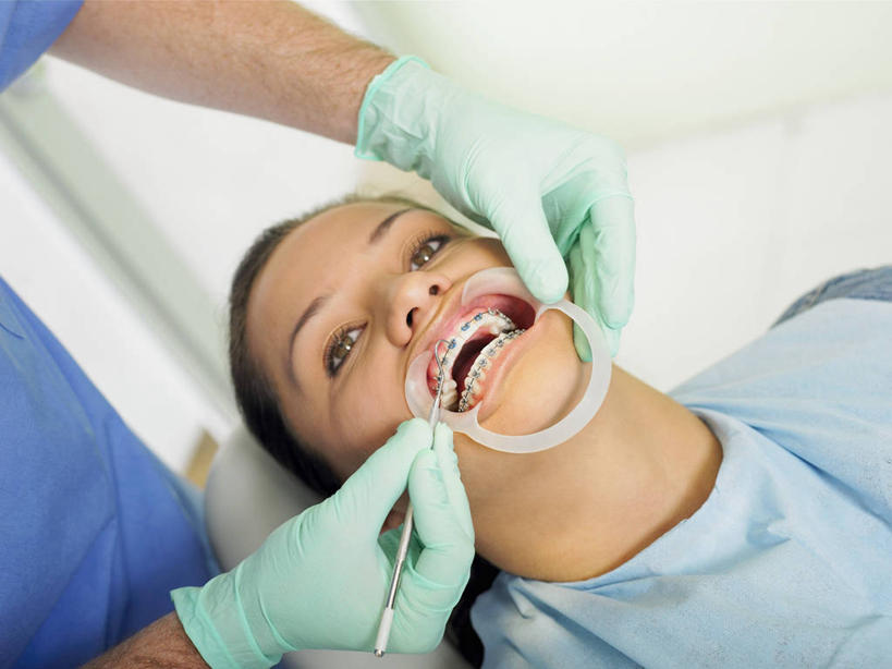 西方人,成年人,脸,头,脸颊,两个人,病人,办公室,医院,站,横图,室内,特写,正面,安全,吊带,欧洲,欧洲人,检查,防护,图像,拿着,设备,肩膀,物品,手套,医疗用品,看,向上看,概念,摄影,保护,部分,卫生,准确,牙科设备,种族,主题,医疗器械,保险,视角,口腔卫生,医疗机构,保全,周全,安稳,安定,防护手套,构图,责任,技能,手术器械,平安,信任,男人,年轻男性,年轻女性,女人,白种人,年轻人,头部,脸部,脸蛋,面部,牙医,彩图,病院,诊所,时空,门诊部