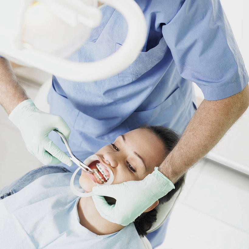 西方人,成年人,脸,头,脸颊,两个人,病人,办公室,医院,站,方图,俯视,室内,特写,正面,安全,吊带,欧洲,欧洲人,检查,防护,图像,拿着,设备,肩膀,物品,手套,医疗用品,看,概念,摄影,保护,部分,卫生,准确,牙科设备,种族,主题,医疗器械,保险,视角,口腔卫生,医疗机构,保全,周全,安稳,安定,防护手套,构图,责任,技能,手术器械,平安,信任,男人,年轻男性,年轻女性,女人,白种人,年轻人,头部,脸部,脸蛋,面部,牙医,彩图,高角度拍摄,病院,诊所,时空,门诊部