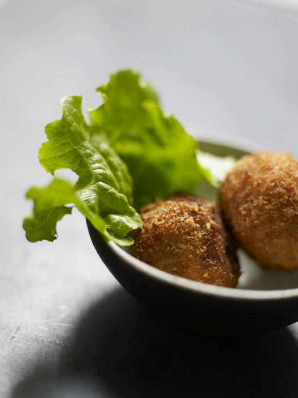 点心,无人,竖图,俯视,室内,特写,白天,餐桌,桌子,蔬菜,叶子,阴影,朦胧,模糊,新鲜,反射,影子,陶瓷,生菜,莴苣,油炸,食品,甜点,甜品,绿叶,陶瓷制品,食物,糕点,一个,容器,碗,甜食,嫩叶,有机食品,绿色食品,单个,餐台,储藏,储存,春菜,鹅仔菜,莴仔菜,千金菜,叶用莴苣,叶,叶片,彩图,高角度拍摄,贮存