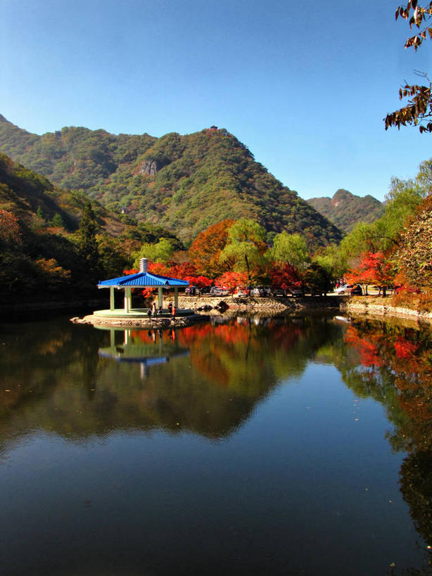 无人,公园,竖图,室外,白天,美景,山,建筑,韩国,反射,景观,宝塔,树,风景,天空,自然,景色,摄影,宗教,宁静,自然风光,死水,省立公园,秋天,彩图