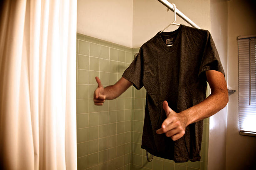 无人,横图,室内,正面,神秘,窗帘,浴室,衣架,美国,吊挂,悬挂,瓷砖,挂,T恤,休闲装,数码合成,手势,人体,摄影,加利福尼亚,四肢,手臂,半身,彩图,打手势