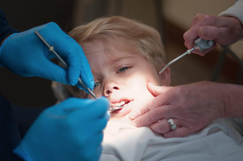 西方人,儿童,脸,头,脸颊,手,头发,三个人,医院,躺,横图,室内,纯洁,安全,欧洲,美国,欧洲人,防护,肩膀,小孩,手套,金色,可爱,童年,童趣,人体,摄影,保护,部分,照亮,牙科设备,肖像,医疗器械,保险,童真,烂漫,无邪,口腔卫生,医疗机构,保全,周全,安稳,安定,防护手套,平安,天真,男孩,白种人,孩子,头部,脸部,脸蛋,面部,牙医,仰卧,彩图,病院,诊所,幼儿