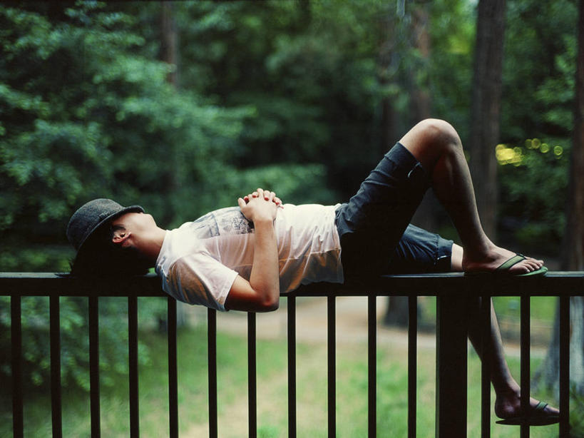 成年人,一个人,栏杆,躺,横图,室内,白天,侧面,凉鞋,阳台,帽子,鞋子,美国,仅一个男性,仅一个人,休闲装,树,仅一个年轻男性,放松,平衡,摄影,加利福尼亚,优胜美地国家公园,男人,男性,年轻男性,亚洲人,年轻人,休闲活动,仰卧,彩图,夹趾拖鞋,人字拖,人字拖鞋