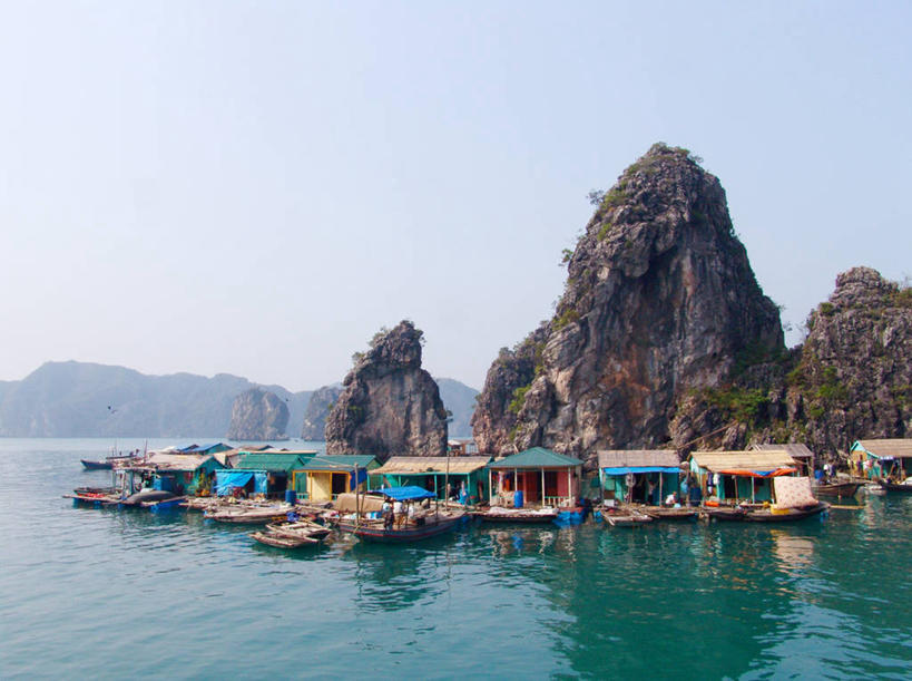 横图,俯视,室外,白天,海洋,山,越南,漂浮,反射,房屋,地形,海岸线,乡村,海湾,摄影,宁静,岩层,下龙湾,万里无云,广宁省,卡巴岛,自然地理,岩石,彩图,高角度拍摄,小屋