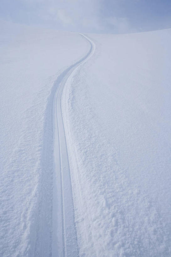 无人,竖图,俯视,室外,白天,美景,雪,大雪,积雪,景观,雪景,冬季,冬天,痕迹,自然,景色,寒冷,自然风光,严寒,陈迹,彩图,高角度拍摄,胎印,轮胎印