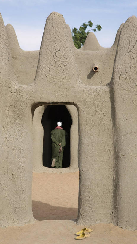 成年人,一个人,竖图,凉鞋,时尚,建筑,鞋子,非洲,马里,苏丹,仅一个男性,衣服,祈祷,摄影,宗教,伊斯兰教,宗教建筑,清真寺,西非,男人,彩图