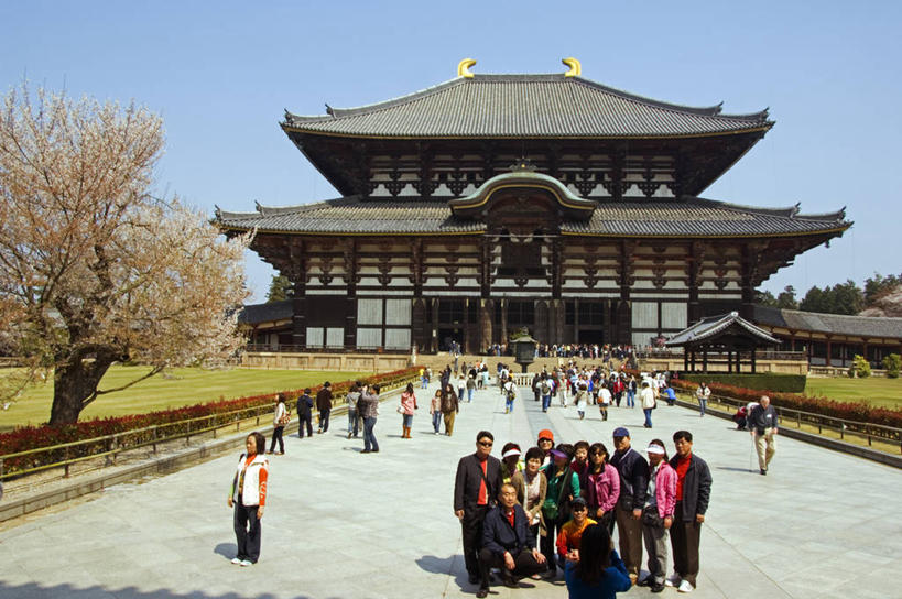 公园,横图,旅游,烹饪,建筑,奈良县,日本,亚洲,行人,游客,游人,日本文化,料理,食品,历史,菜肴,美食,路人,旅客,食物,摄影,佛教,佳肴,保护,肖像,东亚,本州,本州岛,日本国,近畿地方,奈良,东大寺,近畿,过客,彩图,柱头,传统文化,联合国教科文组织