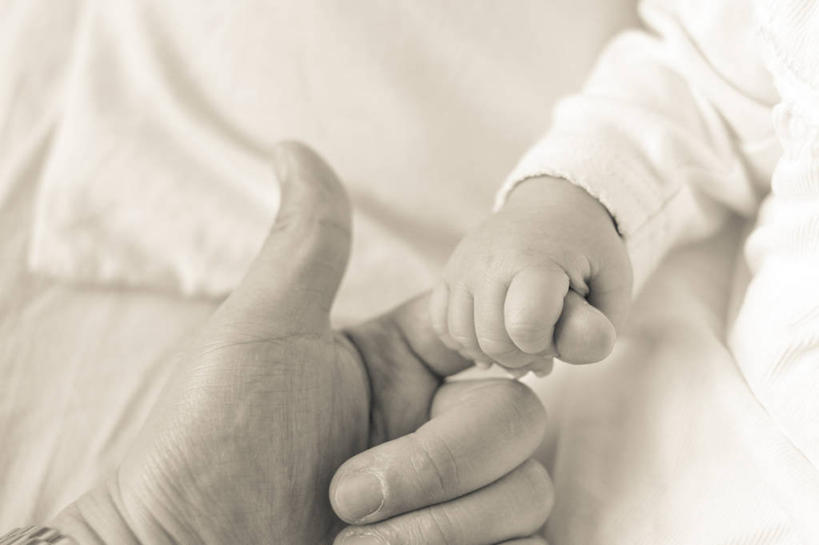 婴儿,儿童,成年人,手,两个人,家庭,父亲,女儿,横图,黑白,室内,白天,纯洁,英国,连接,拿着,小孩,温暖,温馨,一家人,可爱,摄影,活泼,部分,和睦,关爱,宝宝,纯真,烂漫,无邪,伶俐,天真,信任,男人,女性,孩子,手牵手,爱,融洽