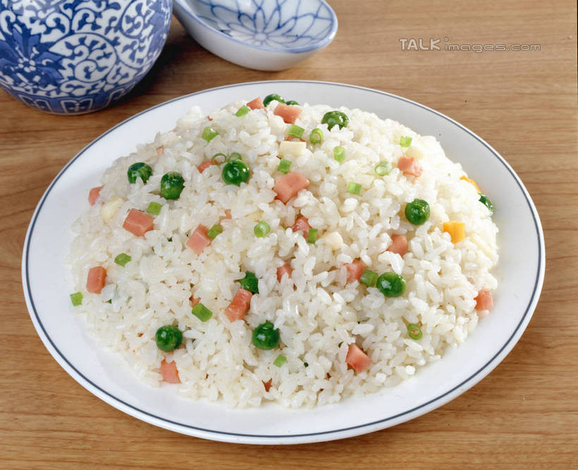 米饭,无人,横图,俯视,室内,特写,白天,烹饪,中餐,植物,餐桌,桌子,豆,蔬菜,杯子,餐具,阴影,新鲜,反射,碟子,壶,盘,影子,陶瓷,豆类,豆子,炒饭,蛋,鸡蛋,肉,料理,食品,陶瓷制品,饭,蛋炒饭,火腿,猪肉,菜肴,美食,肉类,水壶,食物,腌制,盘子,茶壶,容器,水杯,碟,中式,佳肴,有机食品,绿色食品,餐台,五谷,肉食,扬州炒饭,豆科,豚肉,卵,青大豆,熏制,火肉,兰熏,猪腿,茶杯,青豆,彩图,高角度拍摄,鸡卵,鸡子,扬州蛋炒饭,shrj1