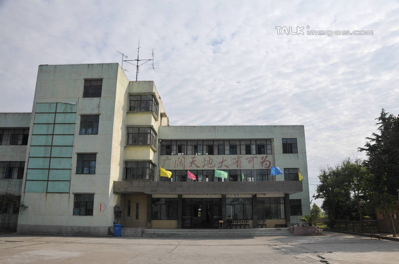 无人,家,露台,横图,室外,白天,正面,度假,美景,植物,阳台,城市风光,城市,上海,中国,亚洲,阴影,光线,标志,文字,影子,字符,房屋,屋子,景观,云,云朵,公寓,云彩,娱乐,标识,洋房,楼房,住宅,树,树木,蓝色,绿色,白云,蓝天,天空,阳光,自然,天,享受,休闲,汉字,景色,放松,奉贤区,生长,晴朗,成长,申,中文,东亚,上海市,中华人民共和国,沪,华东地区,国文,华文,燎原农场,晴空,彩图,房子,露天阳台,shsgf1