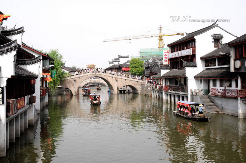 东方人,家,站,横图,室外,白天,正面,旅游,度假,技术,河流,石头,名胜古迹,水,植物,标志建筑,地标,建筑,船,上海,中国,亚洲,行人,游客,游人,波纹,飞溅,服装,遗迹,溅,石子,液体,房屋,屋子,河水,水滴,水流,桥,木船,许多人,休闲装,黄种人,古迹,文物,娱乐,设备,建设,古建筑,石桥,楼房,路人,旅客,拱桥,住宅,栈桥,水珠,树,树木,古镇,施工,衣服,绿色,水纹,天空,自然,船尾波,交通工具,波浪,天,站着,一群人,享受,休闲,休闲服,机械,起重机,旅游胜地,放松,服饰,拱形,生长,成长,人行桥,石拱桥,申,工程,舟,喷洒,载具,古文明,东亚,七宝镇,闵行区,上海市,中华人民共和国,沪,华东地区,七宝,过客,七宝古镇,男人,男性,年轻男性,年轻女性,女人,女性,亚洲人,石块,站立,彩图,全身,房子,shsgf1
