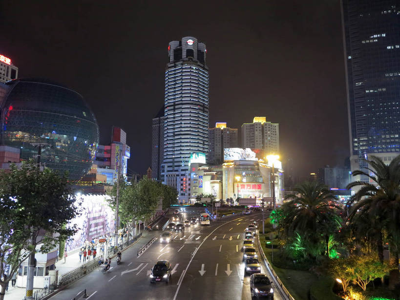 无人,家,高楼大厦,商店,横图,俯视,航拍,彩色,室外,夜晚,购物,度假,消费,美景,植物,城市风光,标志建筑,超市,城市,大厦,道路,地标,建筑,路,路灯,摩天大楼,霓虹灯,人行横道,商场,夜景,公路,汽车,上海,中国,亚洲,阴影,光线,影子,房屋,屋子,景观,公寓,建筑群,人行道,灯光,分界线,七彩,停车线,交通,娱乐,光源,建设,洋房,楼房,霓虹,住宅,车,灯,树,树木,绿色,自然,交通工具,轿车,驾驶,行驶,享受,休闲,景色,放松,金融,百货,港汇广场,徐家汇,生长,成长,车行道,车行道分界线,操纵,申,控制,照明设备,鸟瞰,载具,标线,人行横道线,驾车,选购,贸易,百货公司,东亚,操控,车行线,徐汇区,东方商厦,上海市,美罗城,中华人民共和国,沪,华东地区,虹桥路,氖灯,血拼,把持,斑马线,马路,彩图,高角度拍摄,房子,大楼,高层建筑,高楼,购物商场,购物中心,摩天楼,商业中心,漕溪北路,港汇恒隆广场,肇嘉浜路,上实大厦,shslj1
