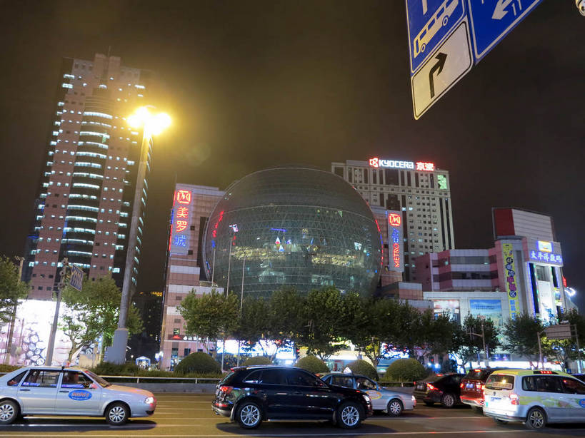 无人,家,高楼大厦,商店,横图,彩色,室外,夜晚,仰视,购物,度假,消费,美景,植物,城市风光,标志建筑,超市,城市,大厦,道路,地标,建筑,路,路灯,摩天大楼,霓虹灯,商场,夜景,指示牌,公路,汽车,上海,中国,亚洲,阴影,朦胧,模糊,光线,路标,影子,房屋,屋子,景观,公寓,建筑群,灯光,分界线,七彩,停车线,交通,方向,娱乐,光源,建设,洋房,楼房,霓虹,路牌,箭头,住宅,车,灯,树,树木,绿色,自然,交通工具,轿车,驾驶,行驶,享受,休闲,景色,放松,金融,百货,徐家汇,生长,成长,车行道,车行道分界线,操纵,申,控制,指向,照明设备,载具,标线,驾车,选购,贸易,百货公司,东亚,操控,车行线,徐汇区,上海市,美罗城,中华人民共和国,沪,华东地区,美罗大厦,氖灯,簇,血拼,把持,马路,彩图,低角度拍摄,房子,大楼,高层建筑,高楼,购物商场,购物中心,摩天楼,商业中心,肇嘉浜路,shslj1,汇联商厦