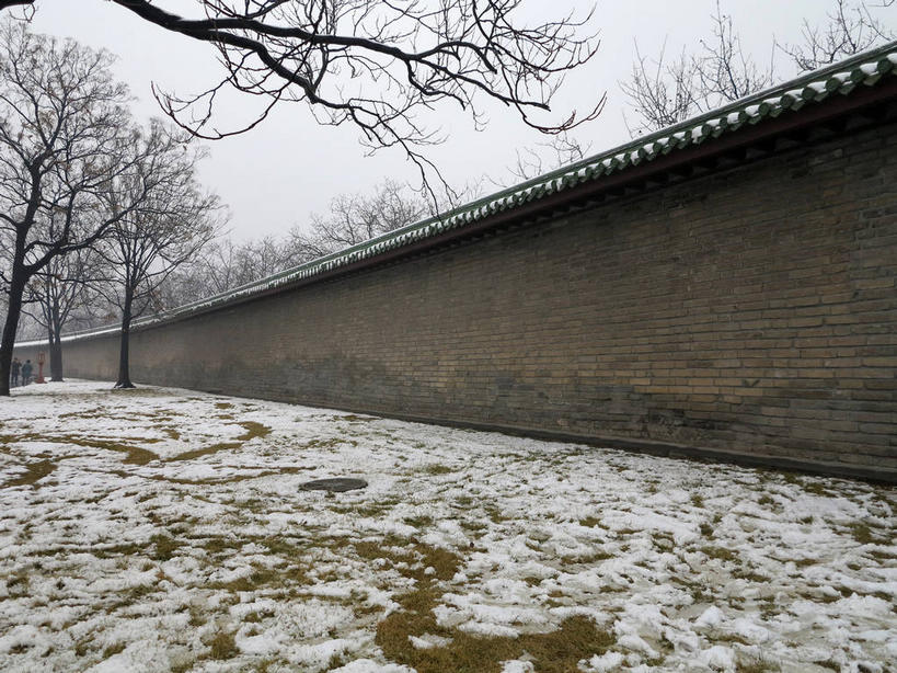 无人,天坛,横图,室外,白天,正面,旅游,度假,建材,名胜古迹,雪,植物,雾,大雪,标志建筑,地标,建筑,北京,中国,亚洲,一排,许多,节日,朦胧,模糊,遗迹,整齐,材料,砖,砖块,墙,积雪,乌云,雪景,云,阴天,云朵,冬季,冬天,首都,很多,云彩,古迹,文化,文物,娱乐,建设,古建筑,墙壁,墙面,树,树木,排列,绿色,天空,自然,天,祈祷,祈福,享受,休闲,健康,砖头,旅游胜地,放松,寒冷,许愿,宗教,建造,信仰,生长,成长,纪念,祈求,迷雾,昏暗,阴沉,队列,祭天,古文明,东亚,中华人民共和国,东城区,北京市,京,北平,华北地区,天坛公园,严寒,北京天坛,平安,石料,大雾,彩图,砌墙砖,永定门内大街,东城,shslj1
