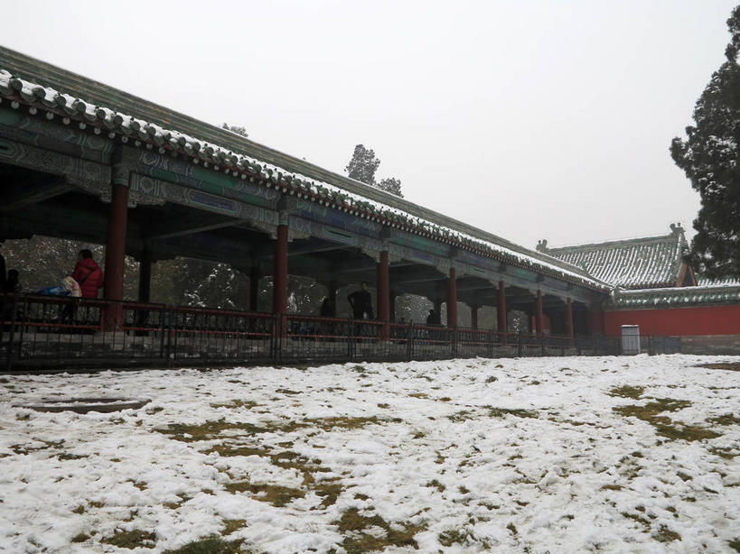 无人,天坛,宫殿,横图,室外,白天,仰视,旅游,度假,名胜古迹,雪,植物,雾,大雪,标志建筑,地标,建筑,北京,中国,亚洲,一排,许多,节日,朦胧,模糊,遗迹,整齐,瓦片,柱子,墙,屋檐,积雪,乌云,雪景,云,阴天,云朵,冬季,冬天,首都,很多,云彩,古迹,文化,文物,娱乐,建设,古建筑,檐,墙壁,墙面,树,树木,排列,红色,绿色,天空,自然,天,祈祷,祈福,享受,休闲,健康,旅游胜地,放松,寒冷,许愿,宗教,信仰,生长,成长,纪念,祈求,迷雾,宫廷,昏暗,阴沉,队列,祭天,古文明,东亚,中华人民共和国,东城区,北京市,京,北平,华北地区,天坛公园,严寒,王宫,北京天坛,平安,大雾,彩图,低角度拍摄,皇宫,永定门内大街,飞檐,东城,shslj1