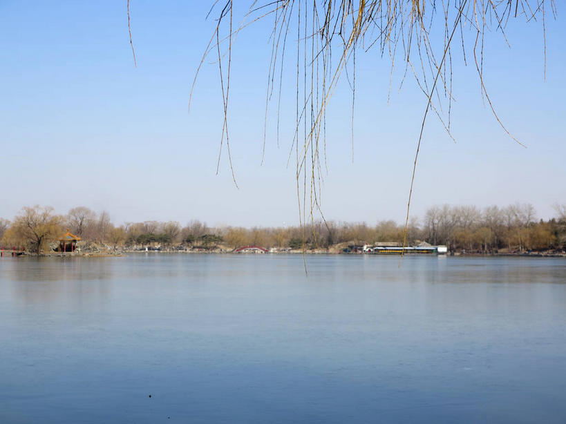 无人,公园,横图,室外,白天,正面,旅游,度假,湖,湖泊,名胜古迹,树林,水,植物,标志建筑,地标,建筑,桥梁,北京,圆明园,中国,亚洲,阴影,遗迹,光线,影子,湖面,水流,水面,桥,首都,古迹,文物,娱乐,建设,古建筑,石桥,树,树木,蓝色,绿色,倒影,蓝天,天空,阳光,自然,湖水,天,享受,休闲,旅游胜地,放松,生长,晴朗,成长,人行桥,倒映,古文明,东亚,海淀区,万里无云,中华人民共和国,北京市,京,北平,华北地区,反照,晴空,晴空万里,彩图,圆明园遗址,圆明园遗址公园,shslj1,天心水面
